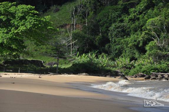 A linda e selvagem praia Vermelha, em Bombinhas, litoral de Santa Catarina